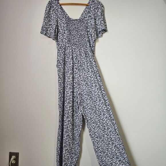 EUC OLD NAVY FLORAL V NECK SOFT JUMPSUIT SIZE SMALL - Picture 2 of 16